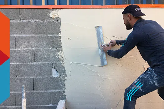 Façadier en train de rejointer un mur en pierre
