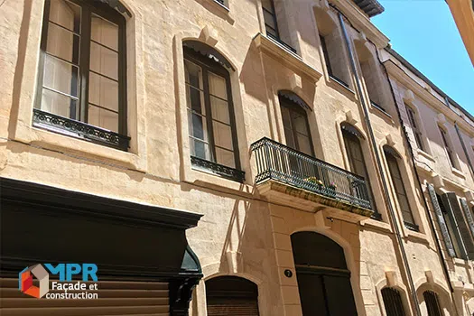 Résidence de standing au centre de Nîmes, rénovée par hydrogommage à base de poudre abrasive bio type carbonate de calcium, gamme Mikhart 130, marque Dousselin