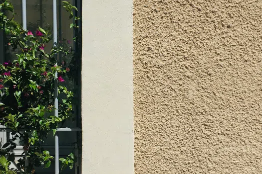 Façade de maison de ville recouverte d'un enduit avec une finition dite rustique