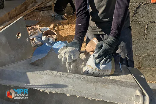 Préparation d'enduit à la chaux par un façadier MPR façade