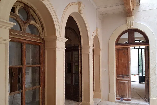 Badigeon à la chaux sur encadrements moulurés