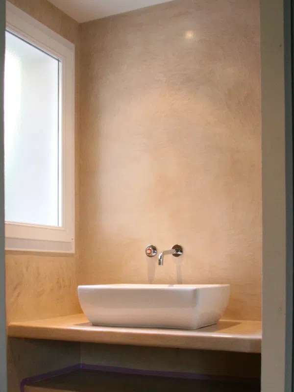 Coin lavabo habillé de tadelakt taupe