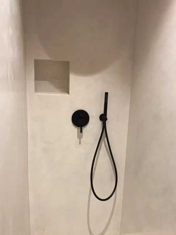 Cabine de douche réalisée en tadelakt beige