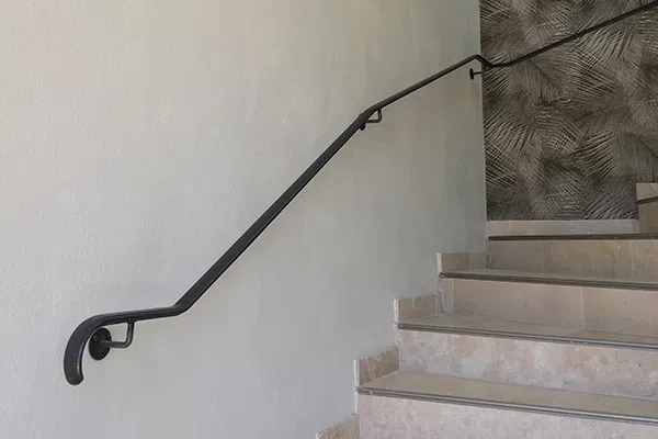 Enduit à la chaux dans un escalier de résidence de standing à Calvisson