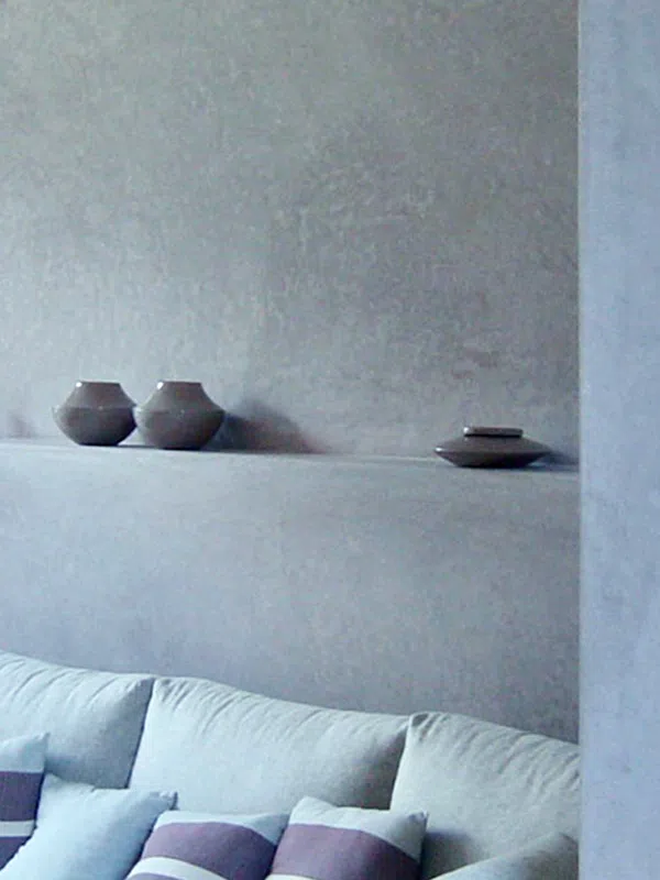 Mur de salon habillé de tadelakt gris