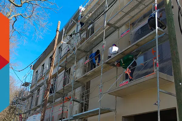 Chantier de rénovation de façade avenue Jean Jaurès à Nîmes