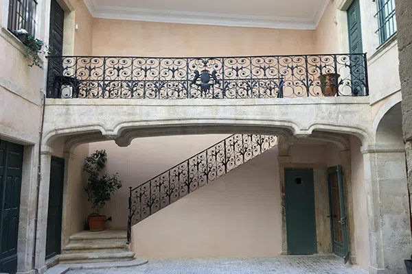 Enduits traditionnel à la chaux rénové pour un escalier classé à Nîmes 
