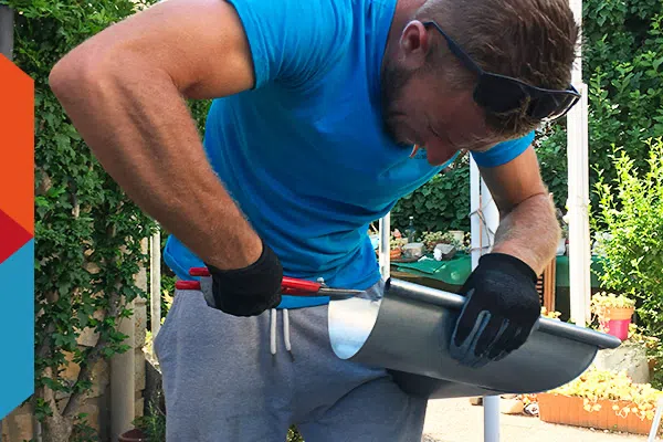 Découpe d'une gouttière en zinc, rénovation d'ITE à Nîmes