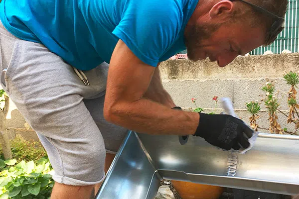 Nettoyage d'une soudure sur gouttière en zinc, rénovation d'ITE à Nîmes